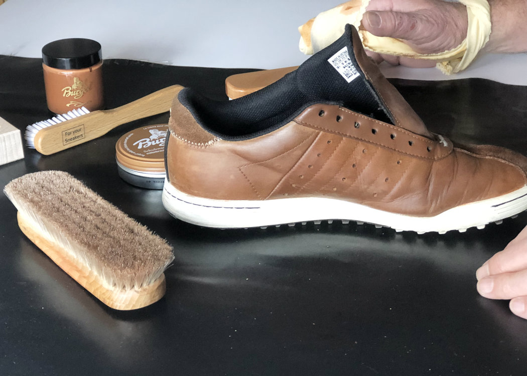 Schuhpflege komplett für einen braunen Ledersneaker