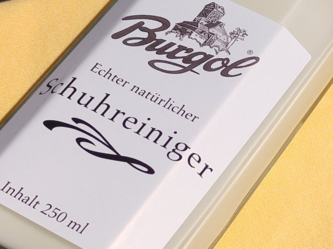 Der Burgol Schuhreiniger ist in einer Glasflasche zu 250 ml erhältlich.