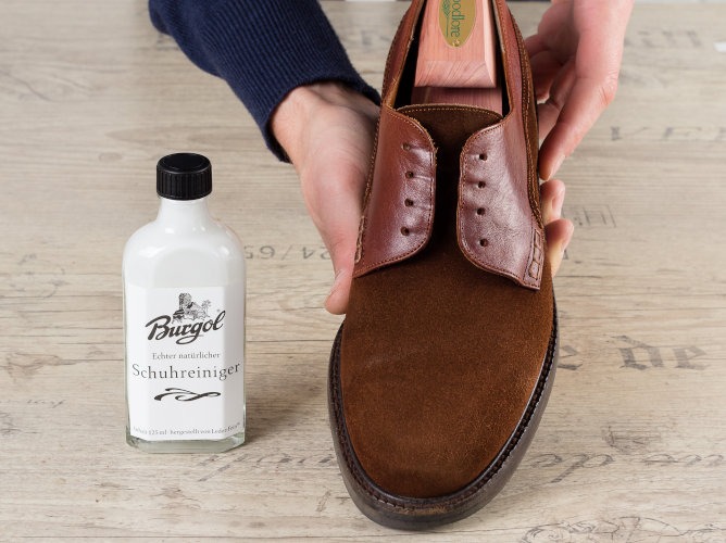 Voila - sauber und frisch präsentiert sich dieser feine braune Schuhe aus Rauleder nach dem Bad im Burgol Schuhreiniger!