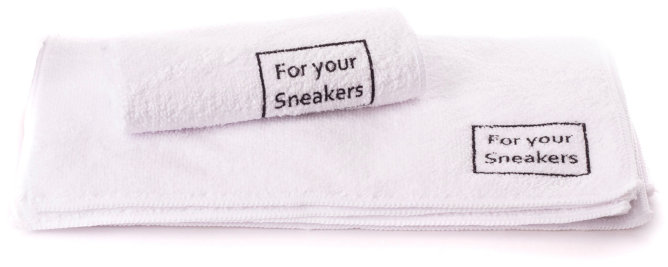 Das flauschige Mikrofasertuch For your Sneakers ist sehr effektiv für schnelle Säuberungen glatter Obermaterialien.