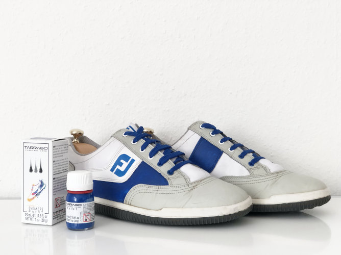 Fertig - aus altgewordenen Golfsneakers sind peppige Zweifarber geworden - Tarrago sowie For your Sneakers sei Dank.