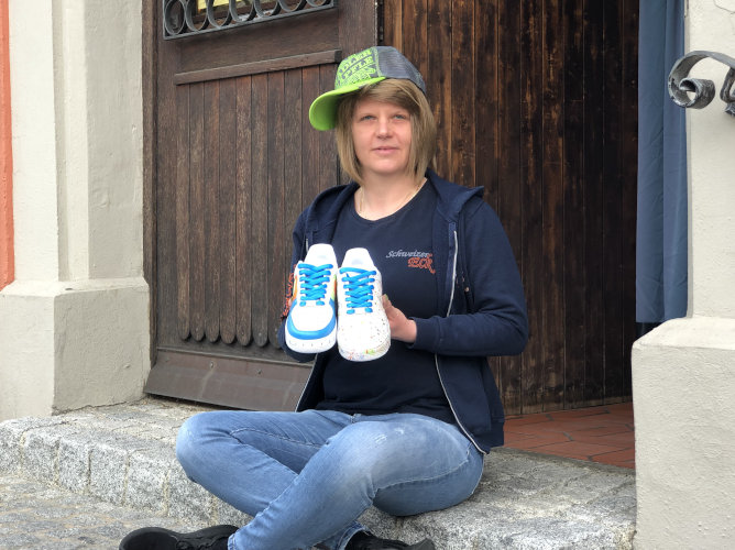 Nach dem Finale - die stolze Präsentation der bemalten Sneakers.