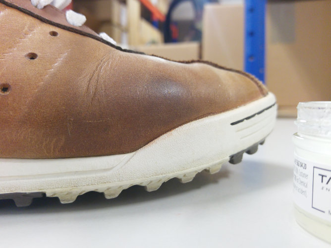 Die Mittelsohle dieses braunen Sneakers ist matt und hat Verschmutzungen angesetzt.