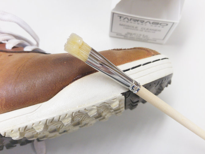 Mit einem Pinsel wird der Tarrago Midsole Cleaner aufgetragen.