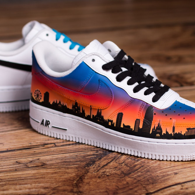 Barcelona auf einem Sneaker - das Meisterwerk von Obuwnik, mit der Tarrago Sneakers Paint realisiert.