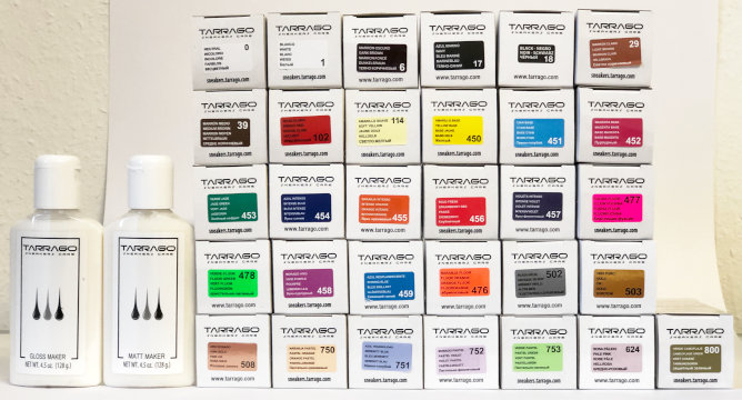 Diese 30 Farben und eine farblose Variante der Sneakersfarben von Tarrago nebst Matt und Gloss Maker lassen bei der Individualisierung von Sneakers keine Wünsche offen.