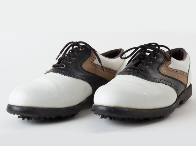 Weißen Golfschuhen gönnt man am besten Schuhpomade sowie Schuhwachs von Burgol.