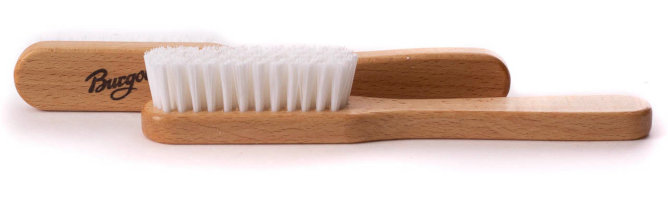 Die Sneakerbrush von Burgol ist bestückt mit nicht einhakenden Synthetikborsten für eine optimal schonende Textilpflege.