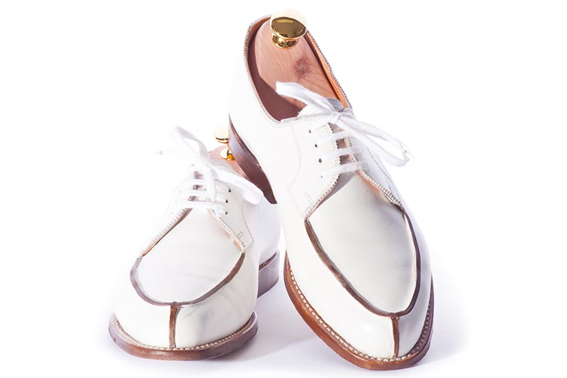 Weiße Glattlederschuhe
